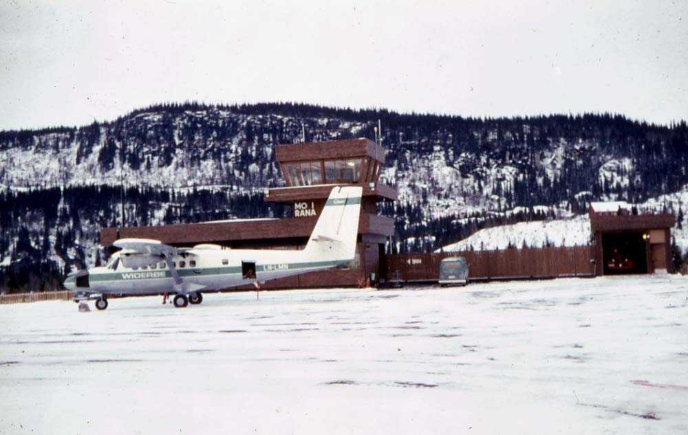 Lufthavn/Flyplass. Røssvold/ Mo i Rana. Et fly, DHC-6 Twin Otter fra  Widerøe parkert før avgang til Bodø.