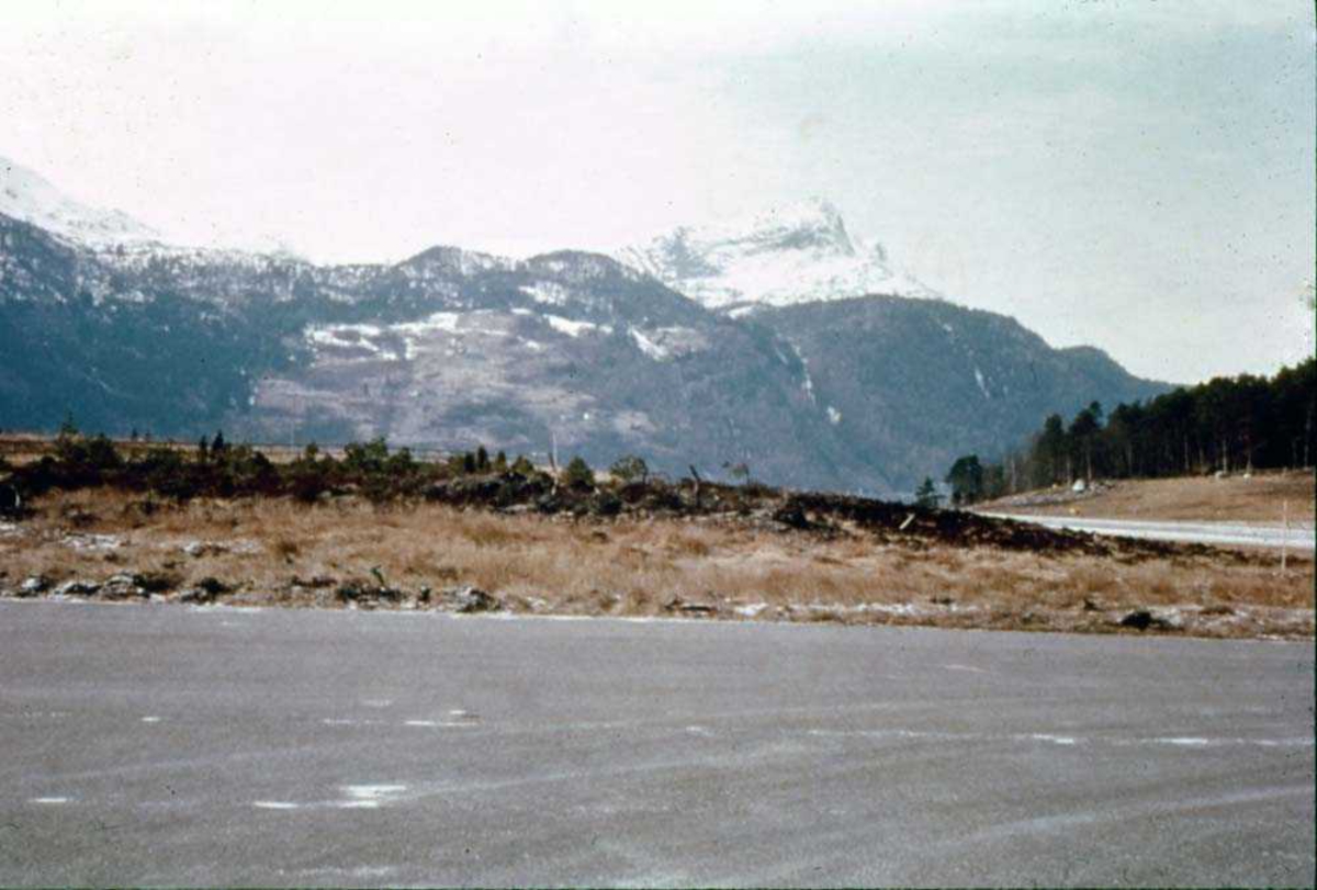 Lufthavn/flyplass. Sogndal/Haukåsen. Bildet viser taxeway og litt av runway 06.