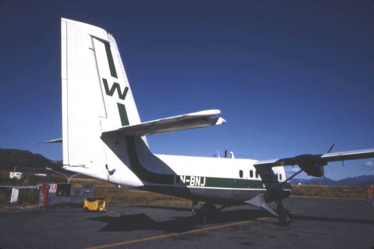 Lufthavn. Stokmarknes/Skagen. Et fly, LN-BNJ, DHC-6-300 Twin Otter fra Widerøe parkert.