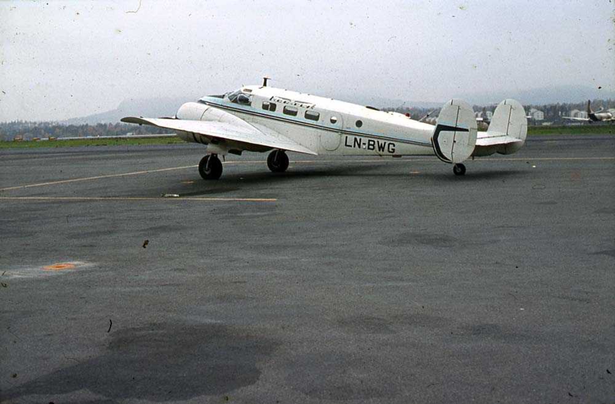 Lufthavn (flyplass). Ett fly på bakken, Beechcraft D18S Expeditor LN-BWG fra Nor-Fly A/S.