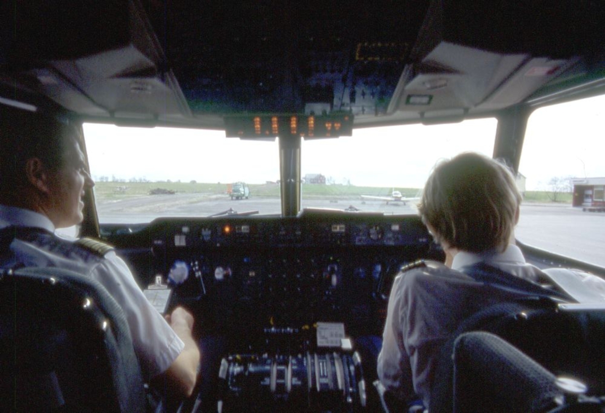 Lufthavn (flyplass). Fra cockpit i et fly, LN-WFE, DHC-7-102, Dash7 fra Widerøe. To piloter på jobb.