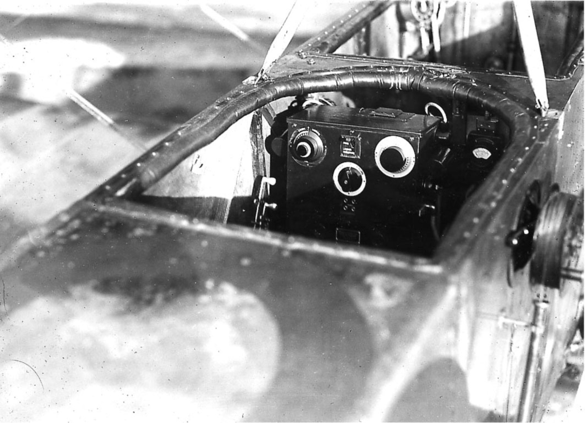 Detalj på ett fly. Åpen cockpit. Radioinstallasjon i Kaje. (Bakre cockpit), med antenne på høyre side.