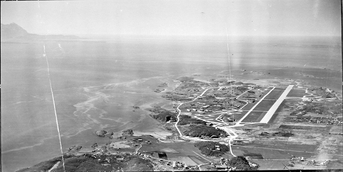 flyfoto-luftfoto-av-bod-lufthavn-flystasjon-med-omliggende