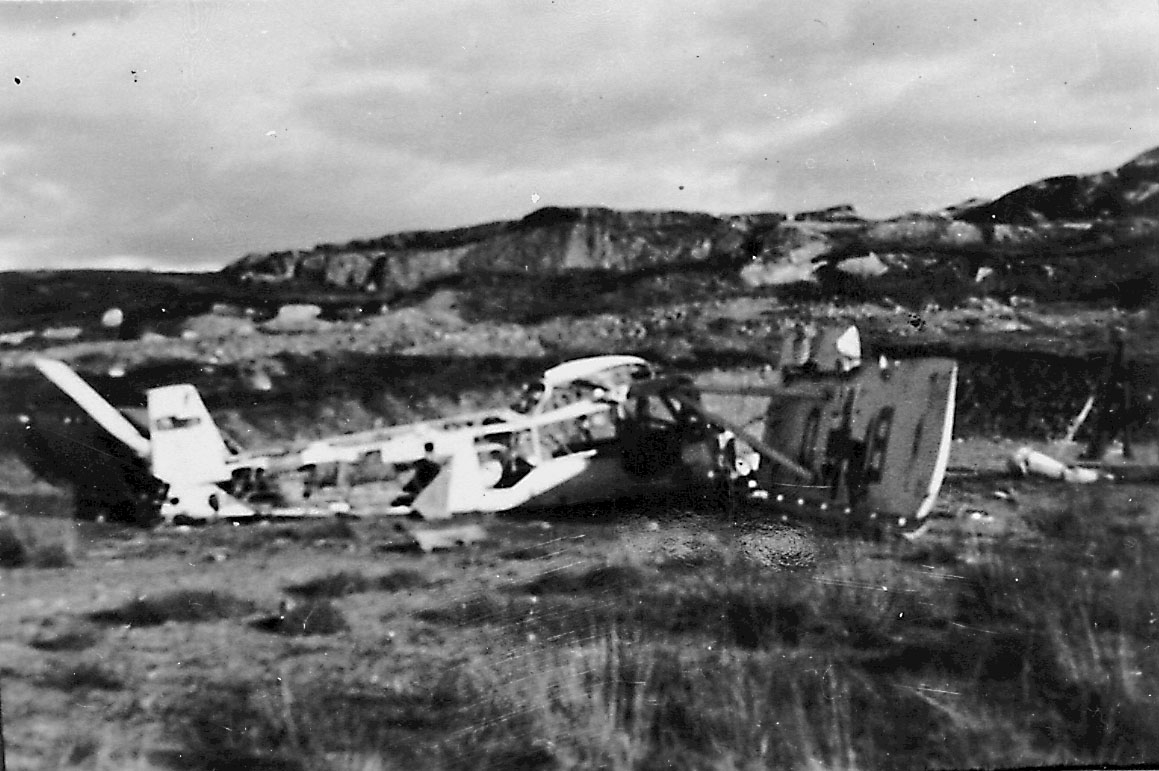 1 ødelagt fly - flyhavari/flyvrak - ligger på bakken, Fiesler FI-156 Storch.