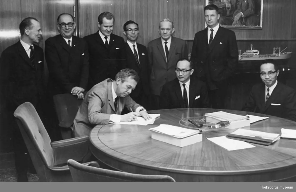 Konsul Frans Malmros signerar kontrakt om 210.000 tons malmtanker med japanskt varv våren 1969.