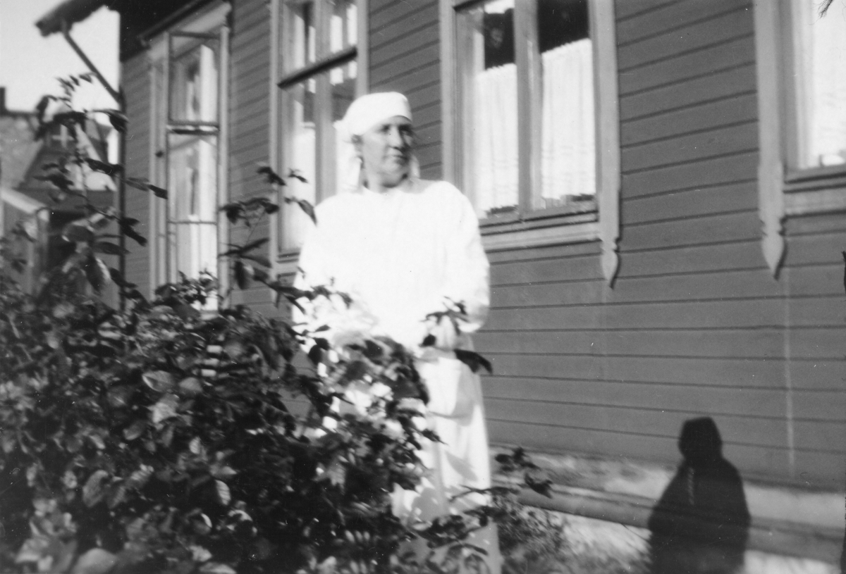 Oversøster Dagny Kristiansen, fotografert i hagen ved det gamle sykehuset i Harstad.
