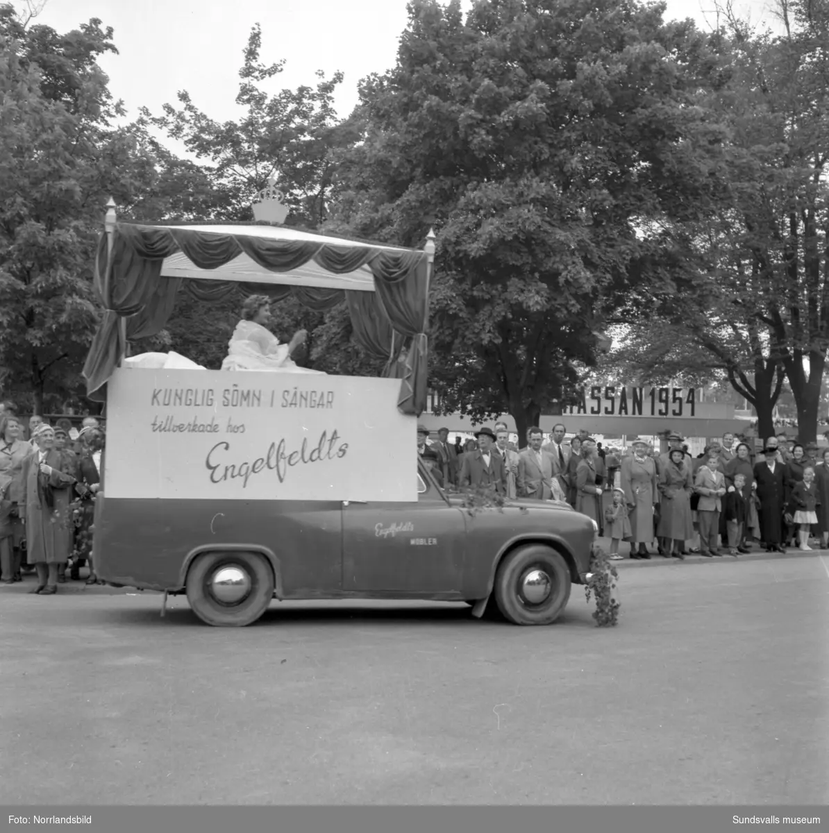 Engelfeldts utställning och reklambil på Sundsvallsmässan 1954. Vid Vängåvan samt i GA-skolans gymnastiksal.