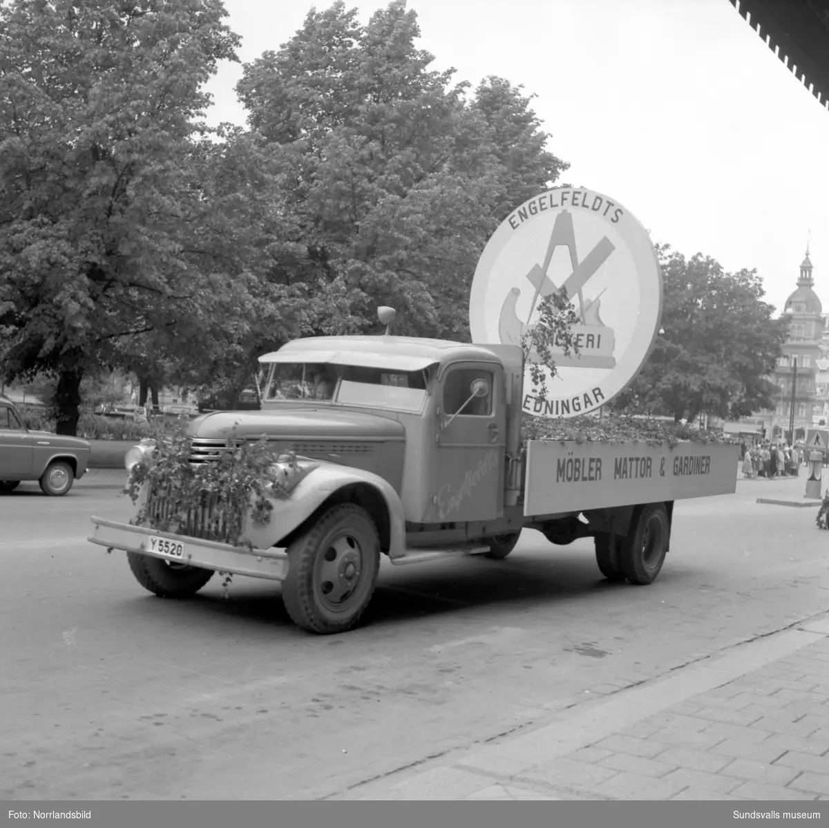 Engelfeldts utställning och reklambil på Sundsvallsmässan 1954. Vid Vängåvan samt i GA-skolans gymnastiksal.