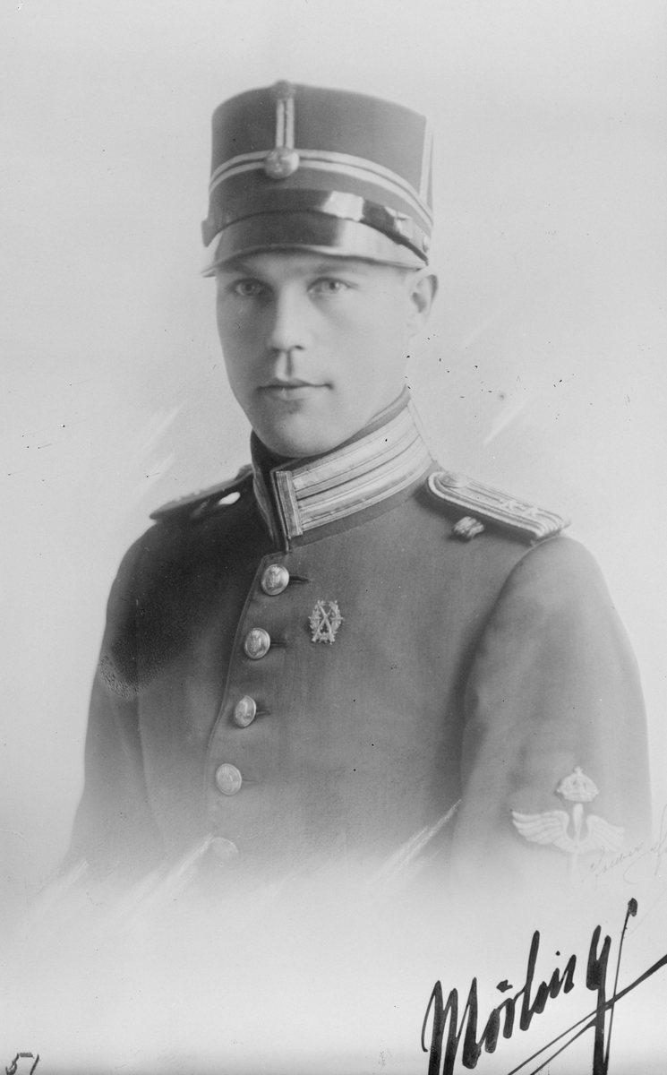 Porträtt av militära flygpionjären, Lars Mörling från Södra skånska infanteriregementet. Porträttet är signerat av Mörling.