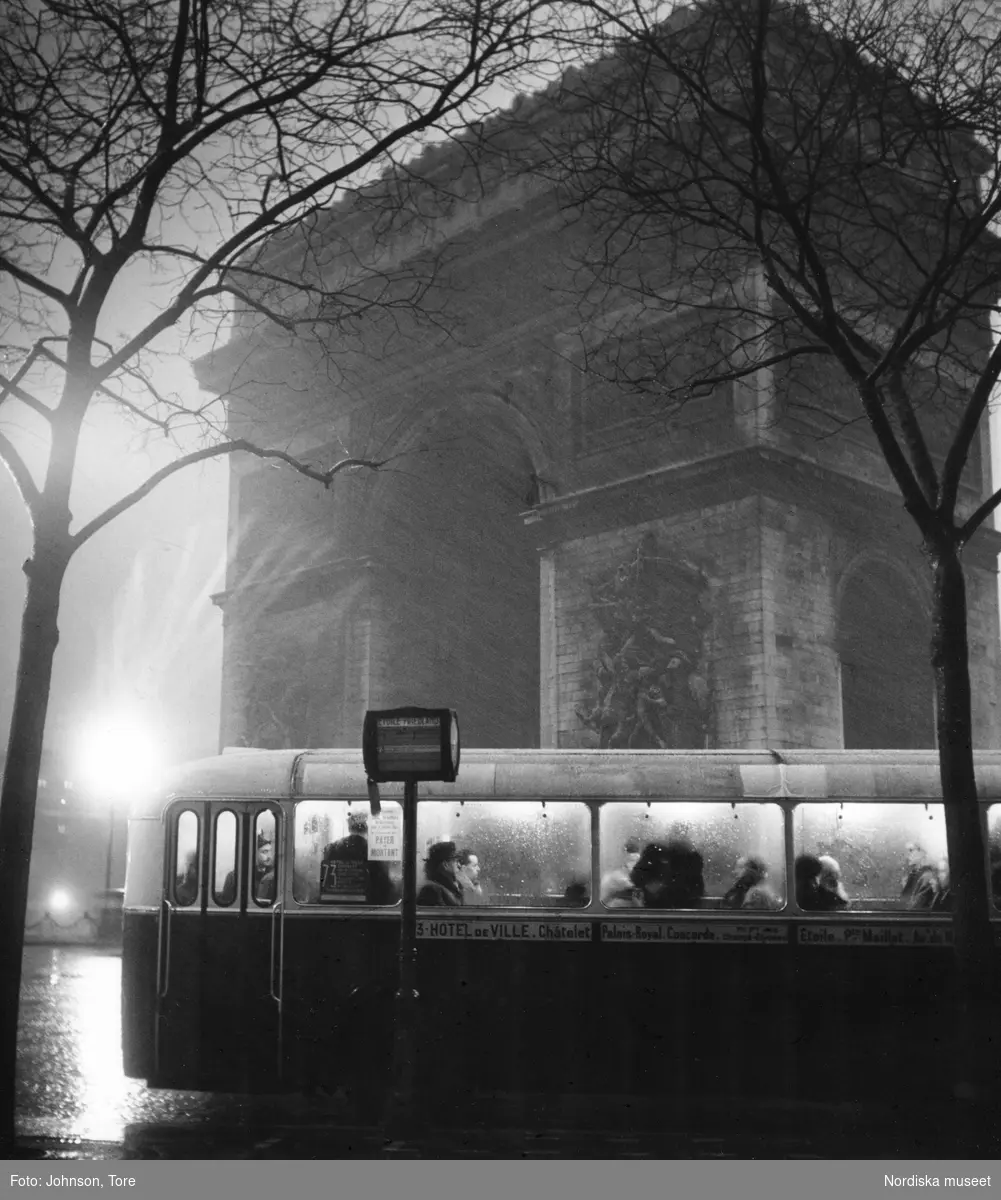 Paris. Buss med Triumfbågen i bakgrunden.