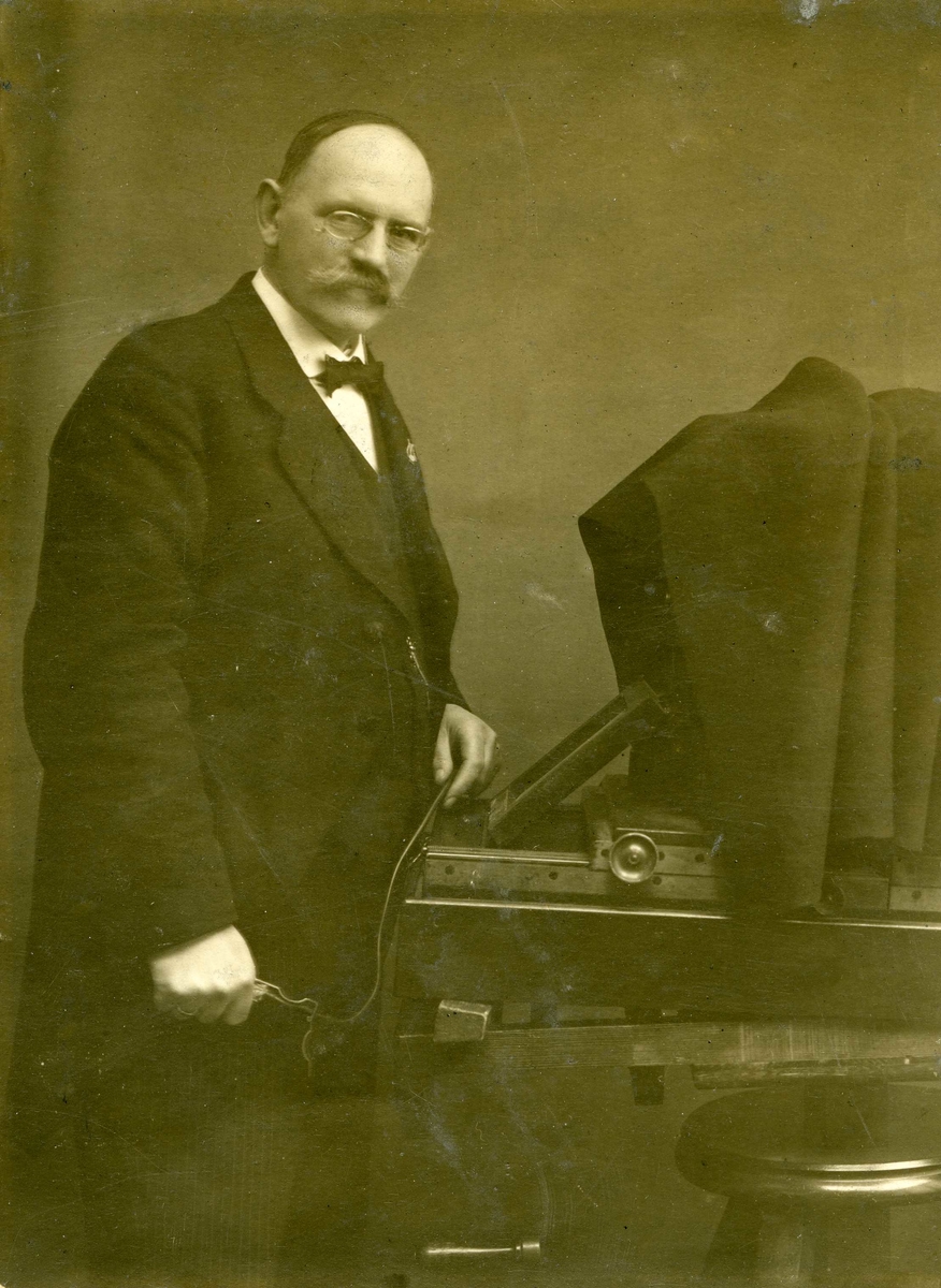 Portrett -  Fotograf Fredrik Thomas Krogh Monclair. f. 2/6 1865 - død 5/11 1947.