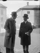 Okänd man och ärkebiskop Erling Eidem utanför Uppsala domkyrka, Uppsala 1939