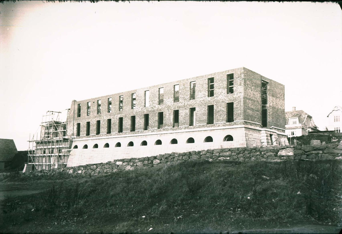 Haugesund rådhus under bygging. -Haugalandmuseet / DigitaltMuseum
