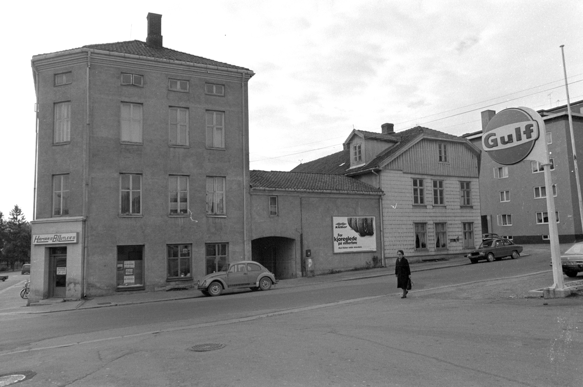 Hamar, Stortorget, Aasgården, bygård, Hamar bilutleie, sett fra Gulf Bensinstasjon på den gamle Ramsethtomta i Torggata 95,
