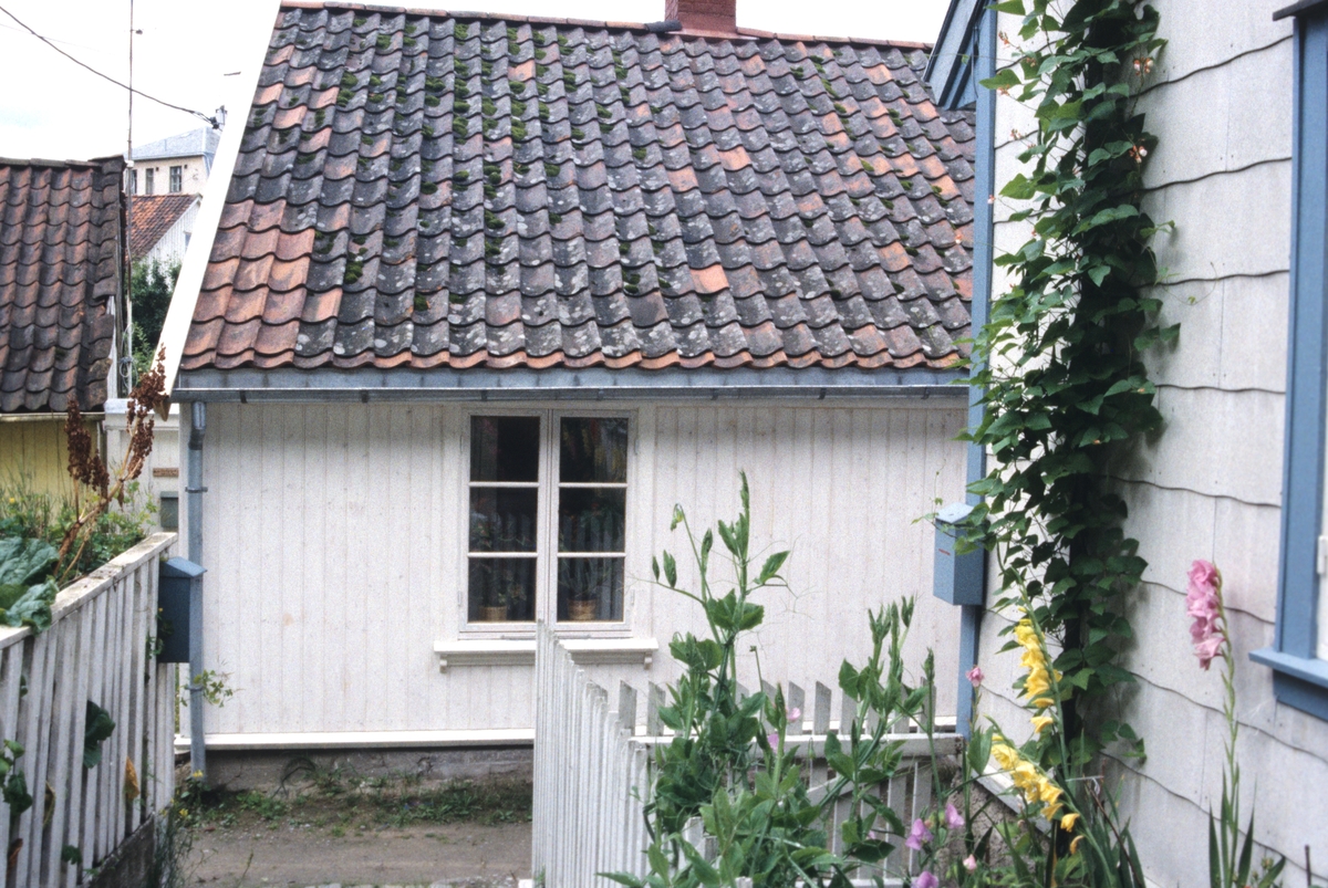 Trehusbebyggelse i sør-Halden, her østfasaden på Lavendelstredet 6.  Illustrasjonsbilde fra Nye Bonytt 1985.