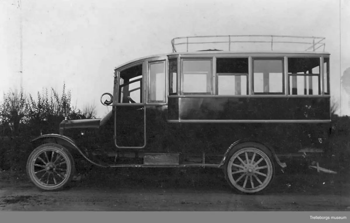 Nils Nilsson & Sjöö öppnar busstrafik Trelleborg - Beddinge omkring 1920. Nils Nilsson bodde i Valldammsgatan 59, Trelleborg.