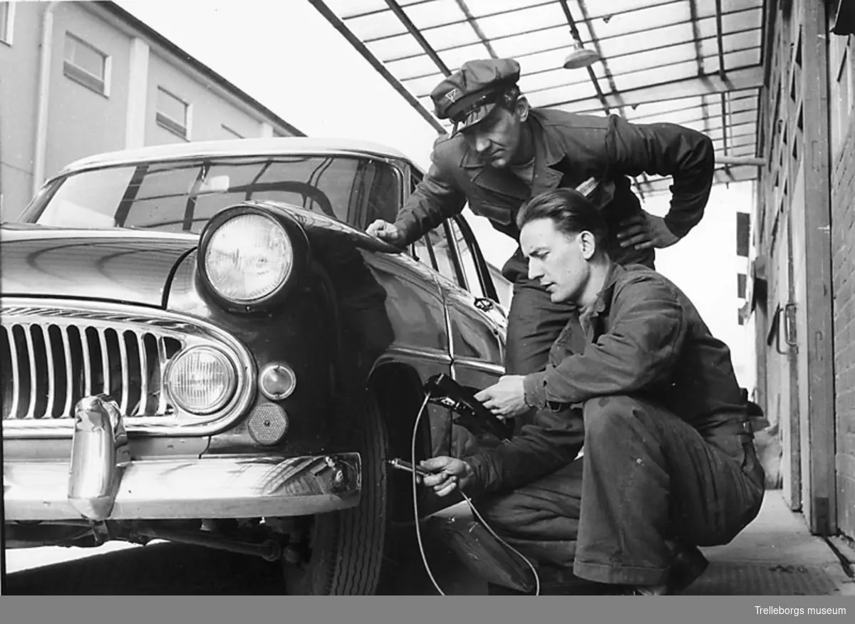 Bilservice.Stående: Bengt Andersson som testade däck för gummifabriken.