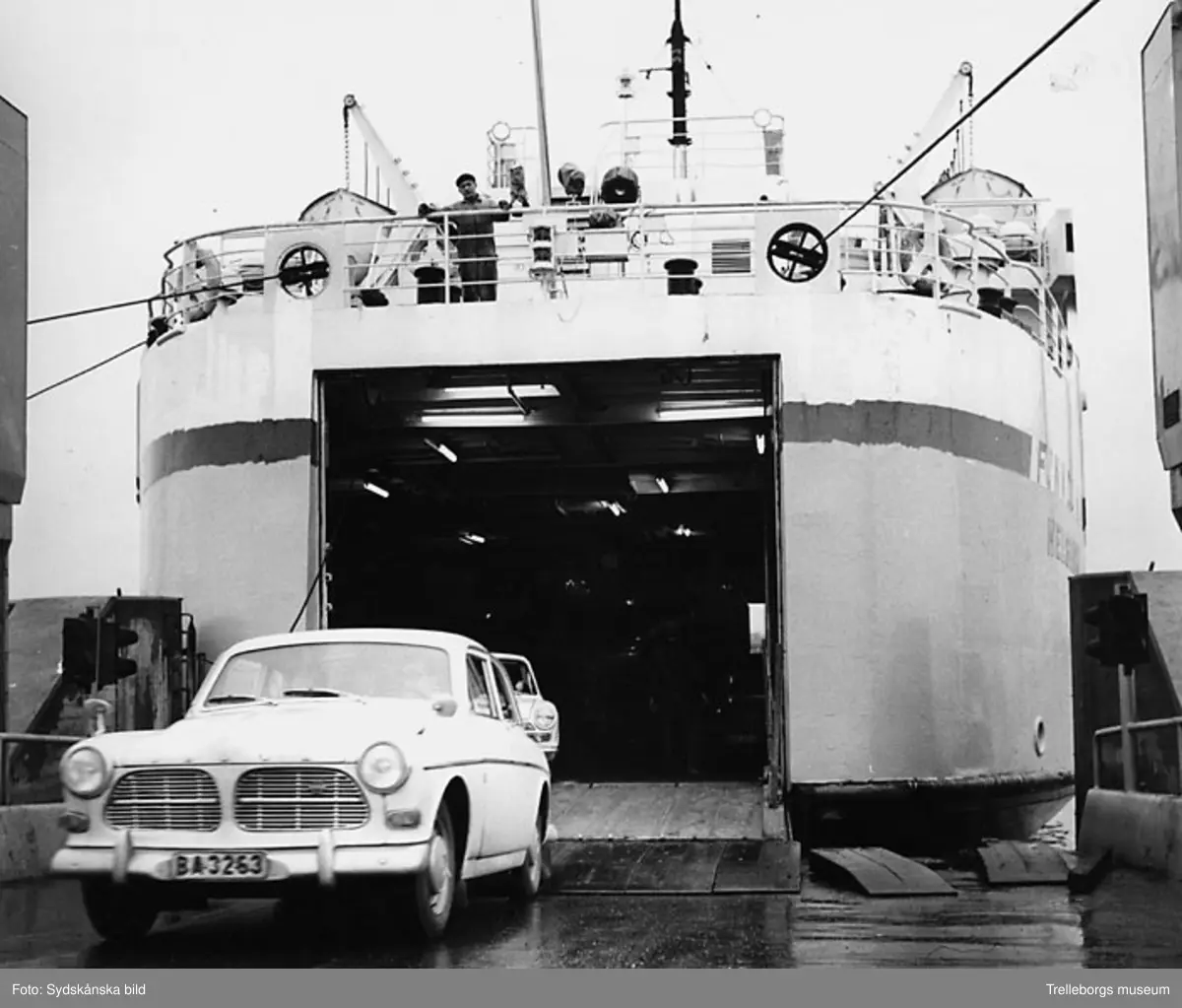 Finndana från Helsinki, inhyrd av TT-linjen 1966. Såld till Polen omdöpt till Gryf.Bilar, bland annat en Volvo Amazon körs i land från bilfärja.