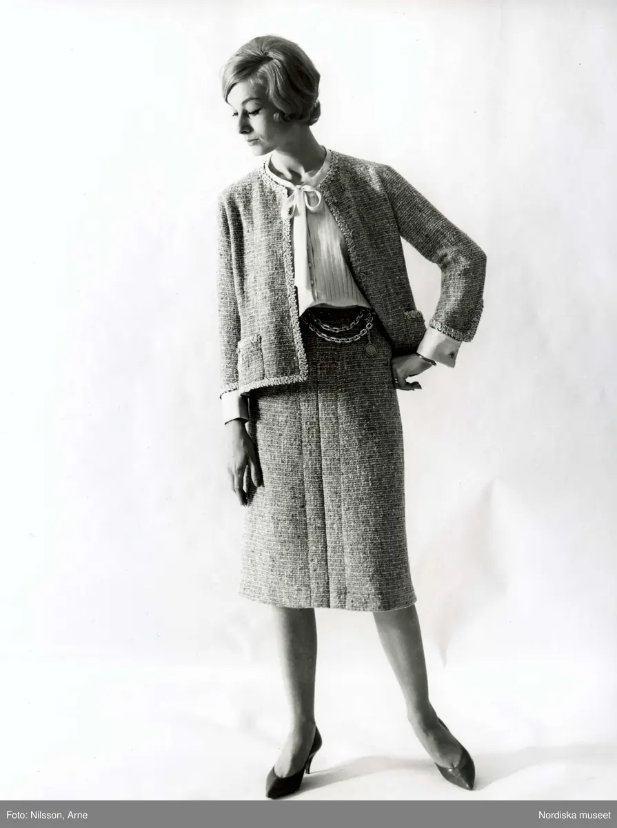 Modell i Chanel-dräkt och pumps.