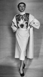 Modebild från Nordiska Kompaniet. "Italiana." Modell klädd i