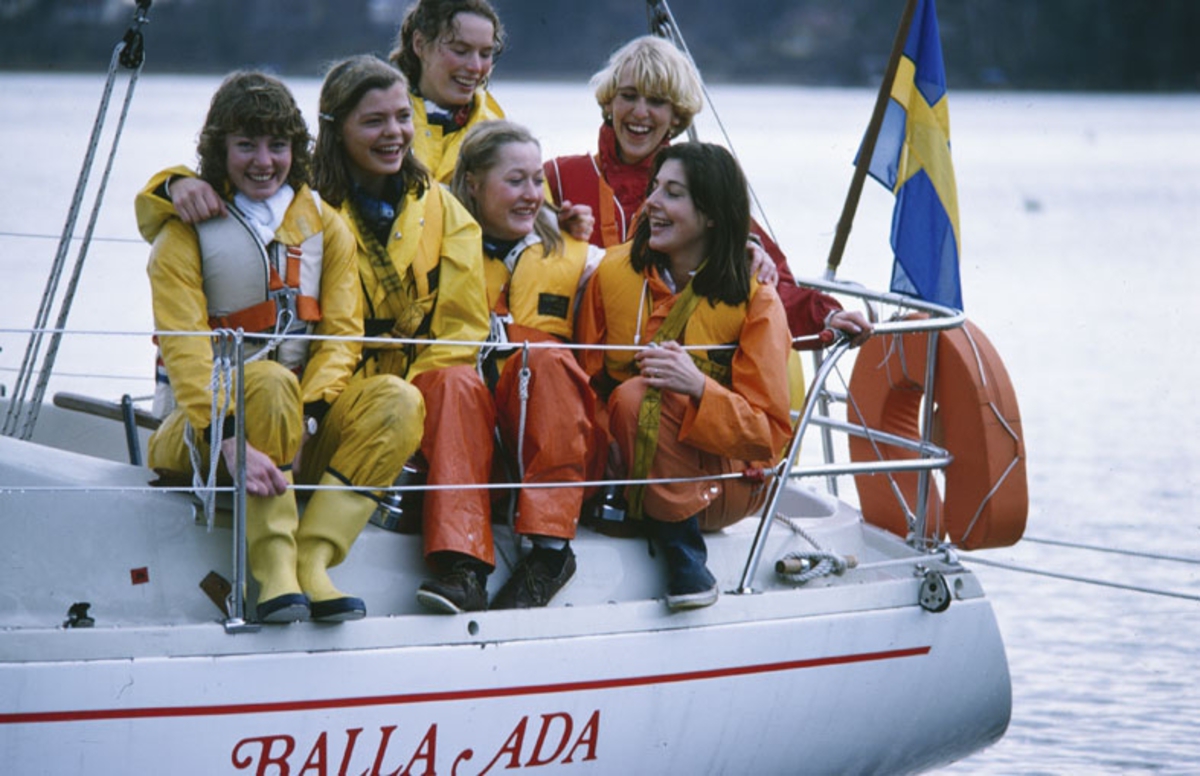 Albin Ballad. Besättningen på BALLA ADA i 1977 års Gotland Runt var kvinnliga instruktörer på KSSS juniorläger i Sandhamn.