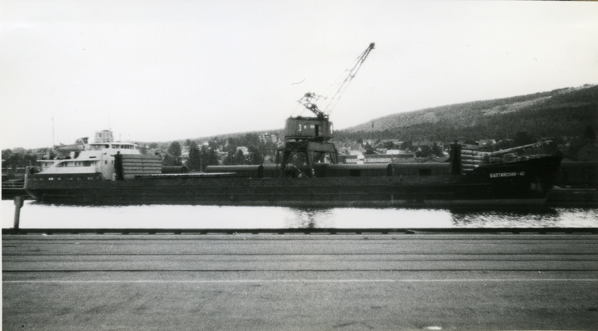Ägare:/1965-90/: S.S.S.R. - White Sea & Onega Shipping Co. Hemort: Leningrad.