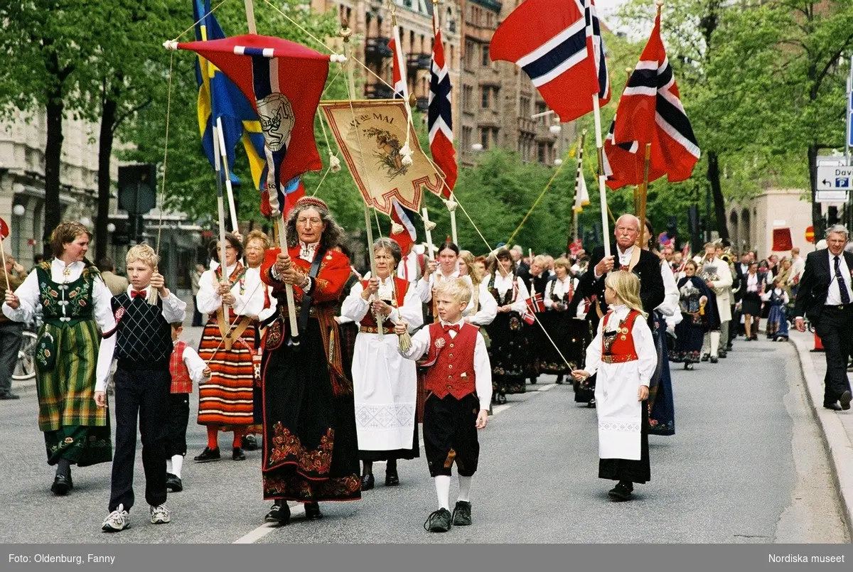 Firandet av den norska nationaldagen 17:e maj i Stockholm. Firare och musikkår tågar genom Stockholm.