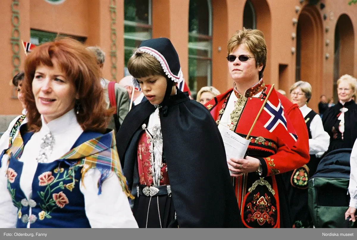 Firandet av den norska nationaldagen 17:e maj i Stockholm. Firare och musikkår tågar genom Stockholm.