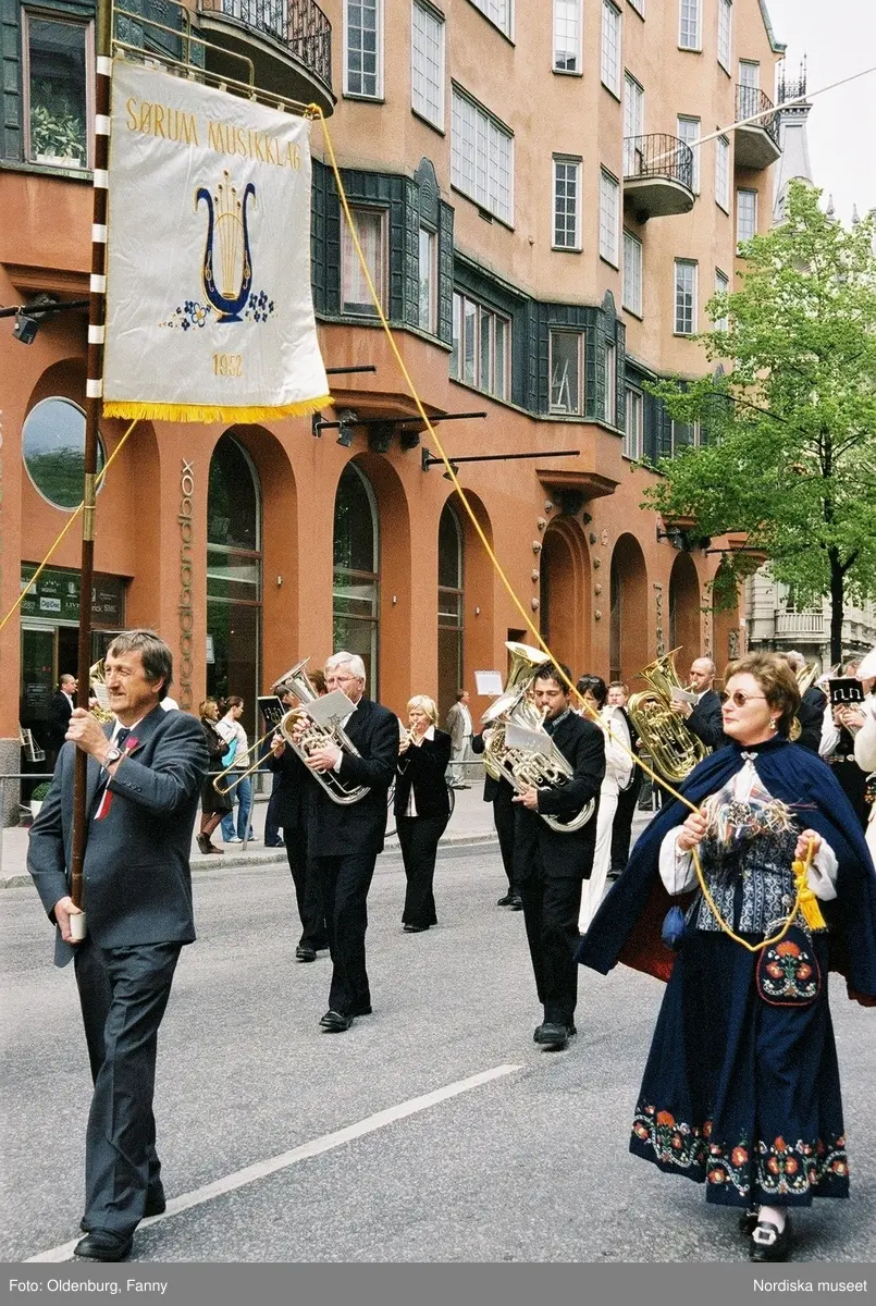 Firandet av den norska nationaldagen 17:e maj i Stockholm. Firare och musikkår tågar genom Stockholm.