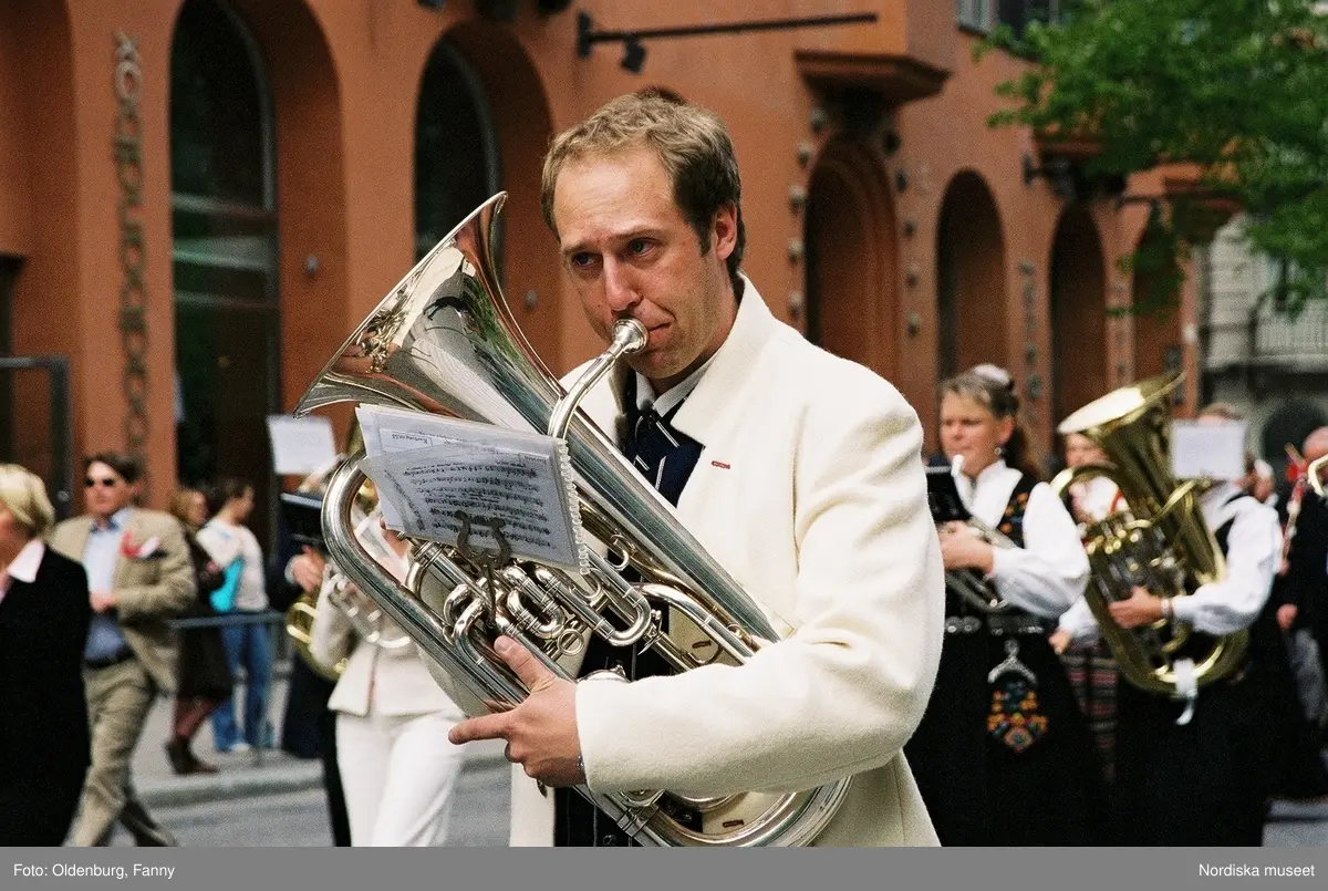 Firandet av den norska nationaldagen 17:e maj i Stockholm. Firare och musikkår tågar genom Stockholm.