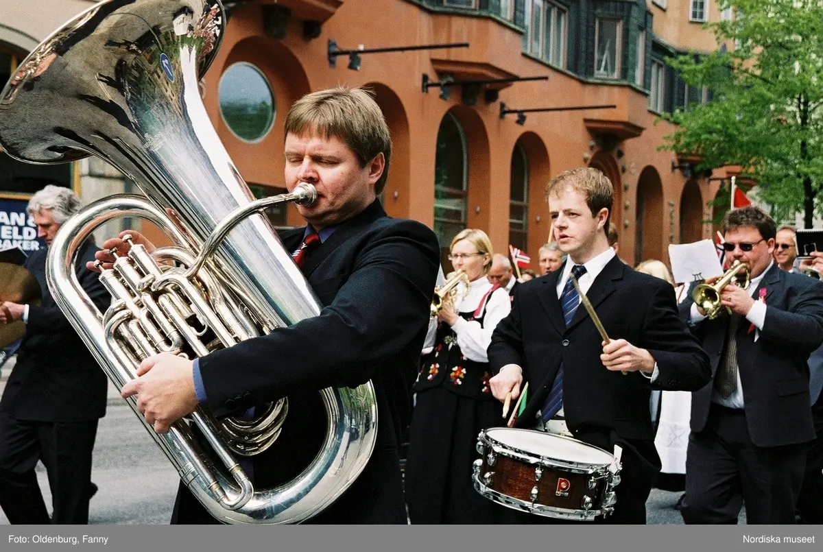 Firandet av den norska nationaldagen 17:e maj i Stockholm. Firare och musikkår tågar genom Stockholm.