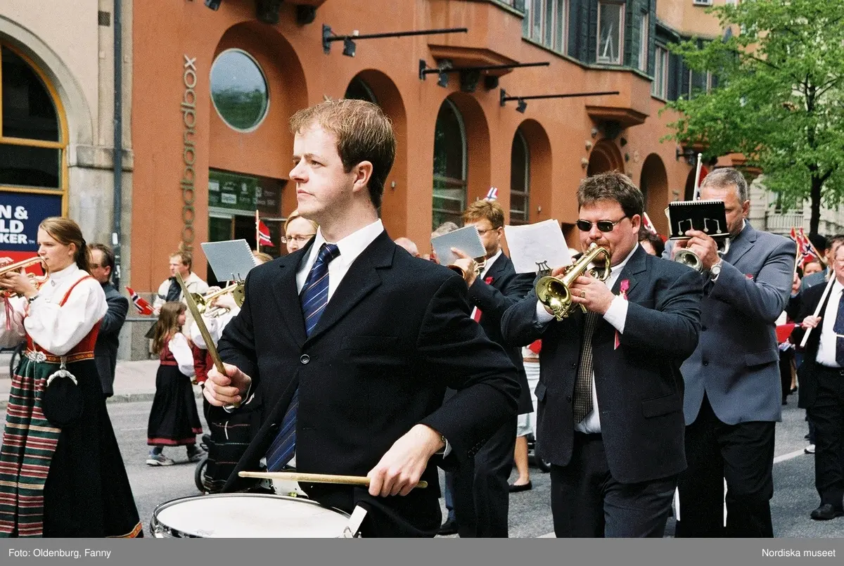 Firandet av den norska nationaldagen 17:e maj i Stockholm. Firare och musikkår tågar genom Stockholm.