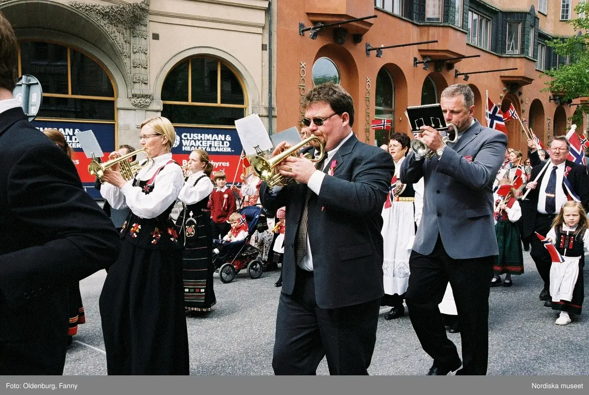 Firandet av den norska nationaldagen 17:e maj i Stockholm. Firare och musikkår tågar genom Stockholm.