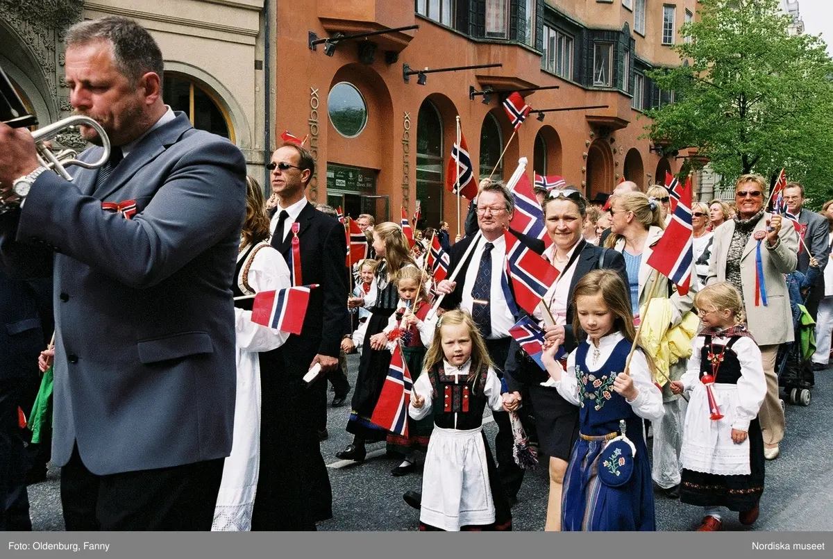 Firandet av den norska nationaldagen 17:e maj i Stockholm. Firare och musikkår tågar genom Stockholm.