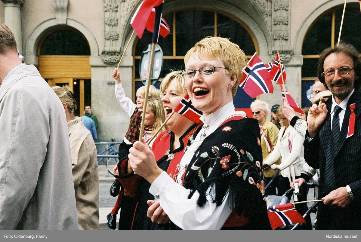 Firandet av den norska nationaldagen 17:e maj i Stockholm. Firare och musikkår tågar genom Stockholm.