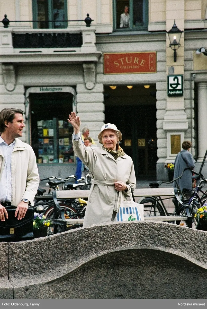 Firandet av den norska nationaldagen 17:e maj i Stockholm. Firare och musikkår tågar genom Stockholm.