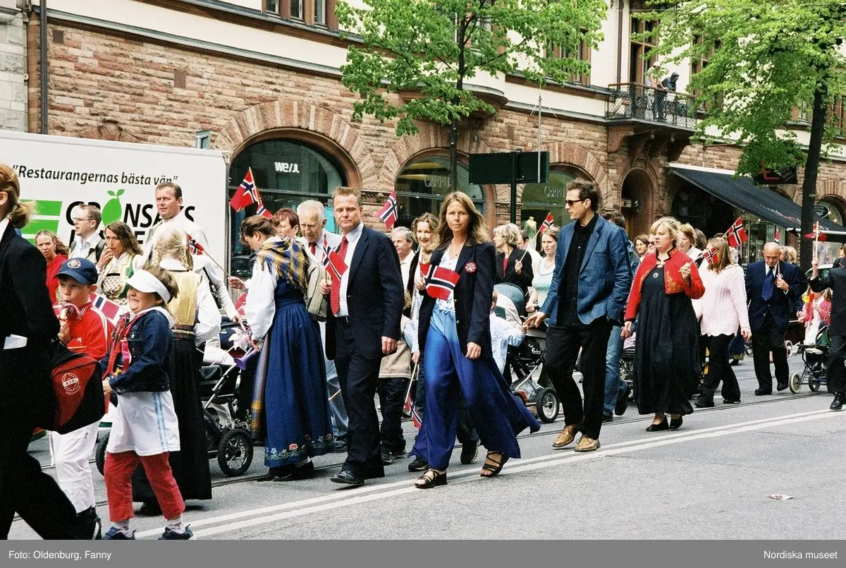 Firandet av den norska nationaldagen 17:e maj i Stockholm. Firare och musikkår tågar genom Stockholm.