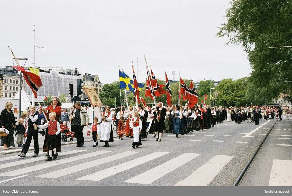 Firandet av den norska nationaldagen 17:e maj i Stockholm. Firare och musikkår tågar genom Stockholm.