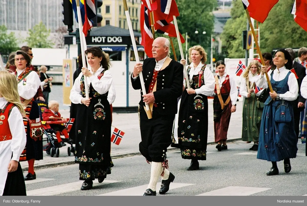 Firandet av den norska nationaldagen 17:e maj i Stockholm. Firare och musikkår tågar genom Stockholm.