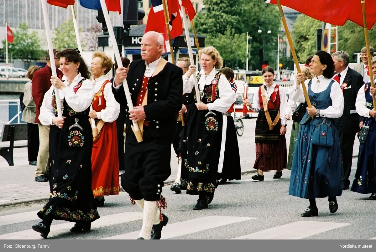 Firandet av den norska nationaldagen 17:e maj i Stockholm. Firare och musikkår tågar genom Stockholm.