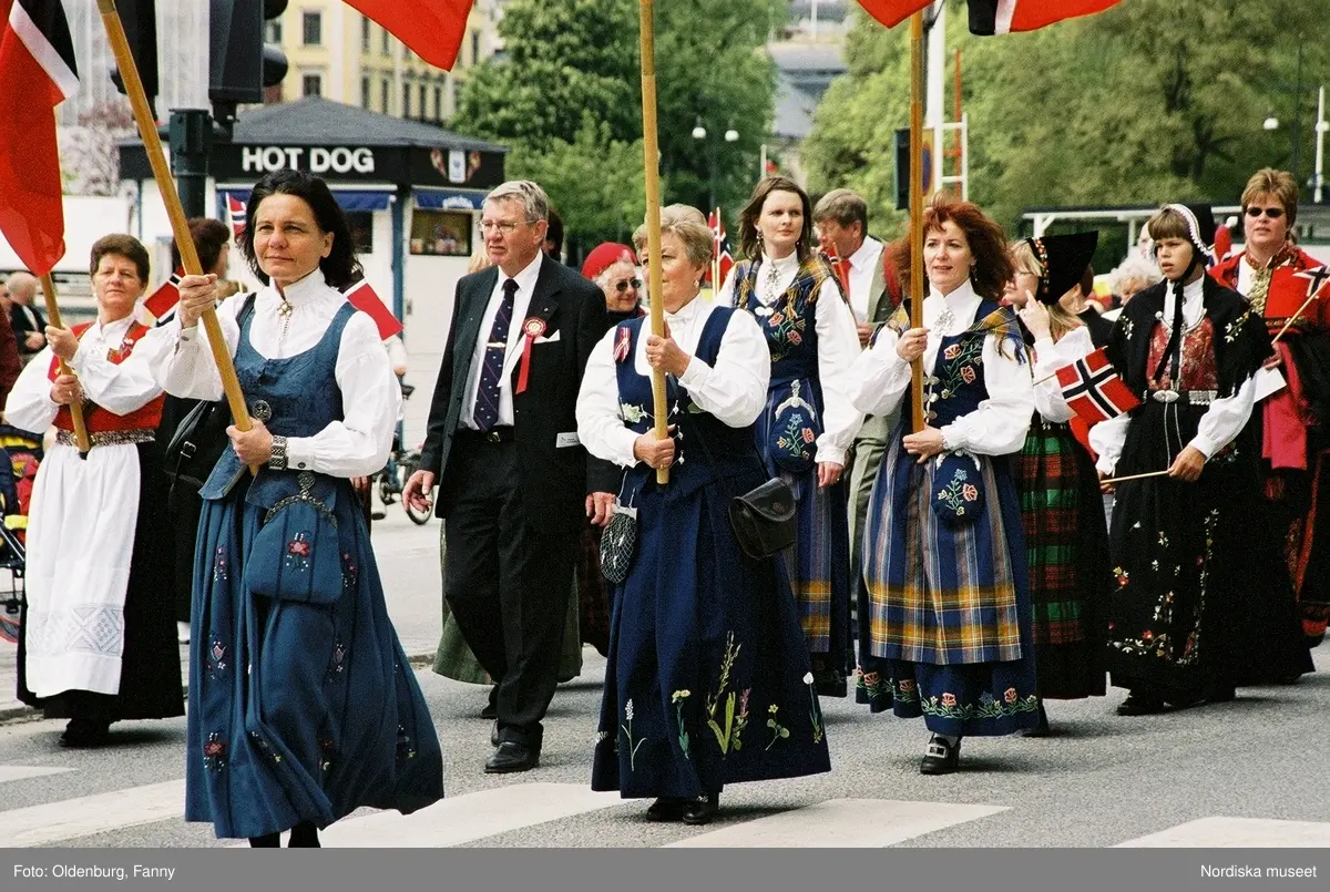 Firandet av den norska nationaldagen 17:e maj i Stockholm. Firare och musikkår tågar genom Stockholm.