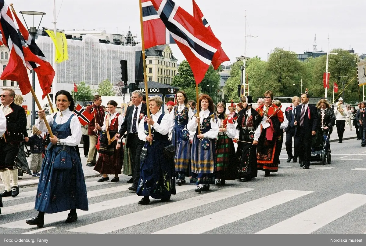 Firandet av den norska nationaldagen 17:e maj i Stockholm. Firare och musikkår tågar genom Stockholm.