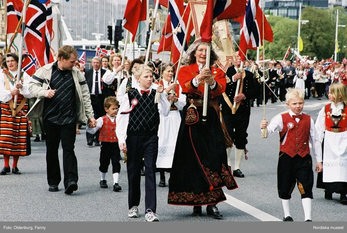 Firandet av den norska nationaldagen 17:e maj i Stockholm. Firare och musikkår tågar genom Stockholm.