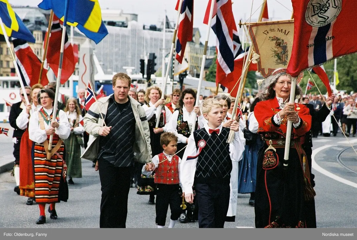 Firandet av den norska nationaldagen 17:e maj i Stockholm. Firare och musikkår tågar genom Stockholm.