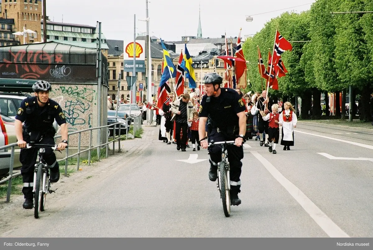 Firandet av den norska nationaldagen 17:e maj i Stockholm. Firare och musikkår tågar genom Stockholm.