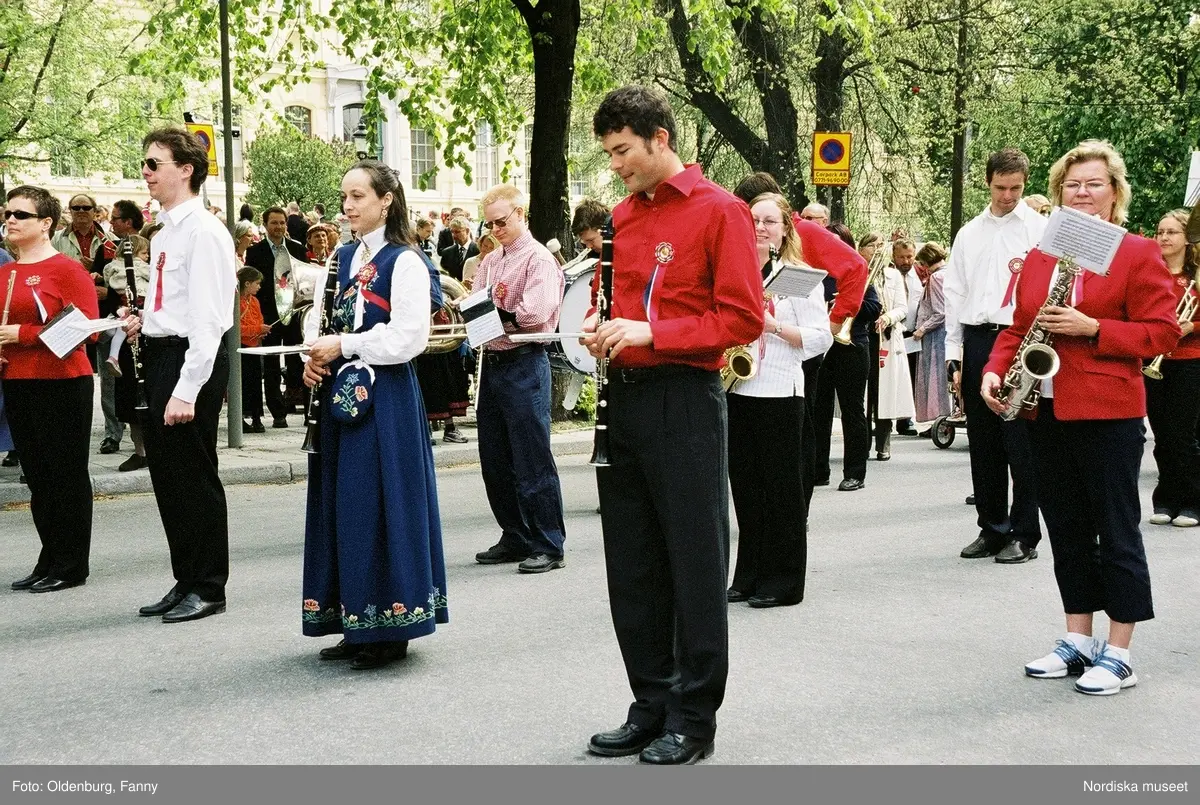 Firandet av den norska nationaldagen 17:e maj i Stockholm. Firare och musikkår tågar genom Stockholm.