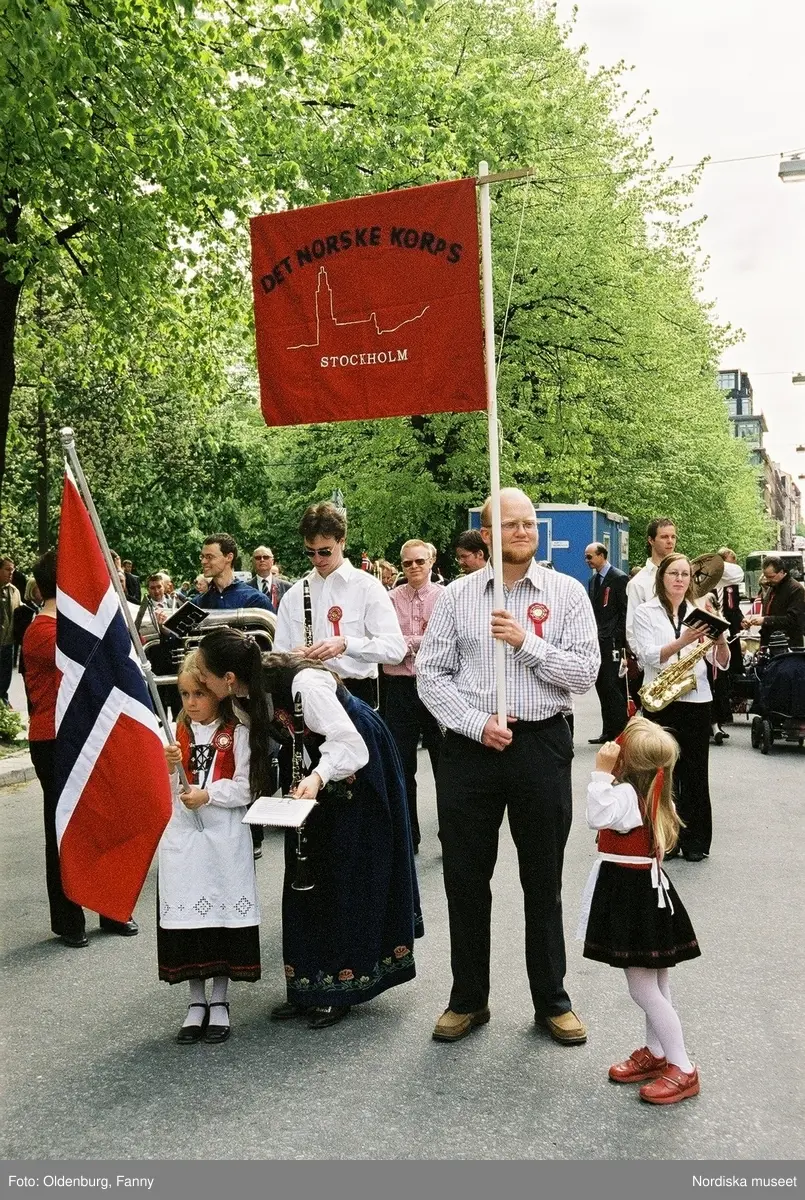 Firandet av den norska nationaldagen 17:e maj i Stockholm. Firare och musikkår tågar genom Stockholm.