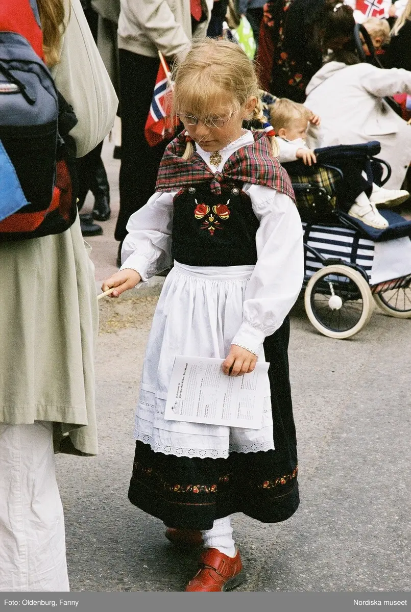 Firandet av den norska nationaldagen 17:e maj i Stockholm. Firare och musikkår tågar genom Stockholm.
