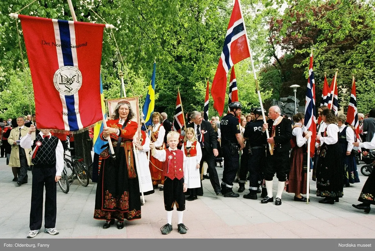 Firandet av den norska nationaldagen 17:e maj i Stockholm. Firare och musikkår tågar genom Stockholm.