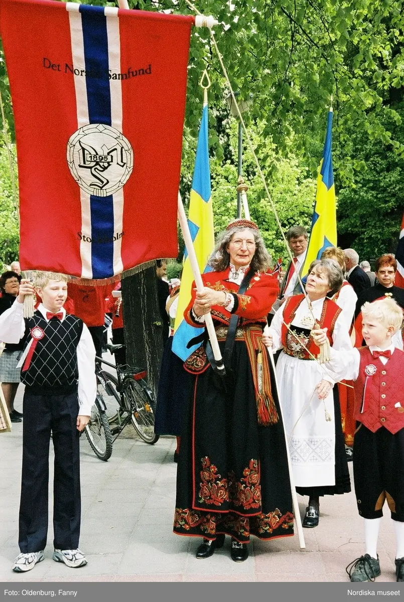 Firandet av den norska nationaldagen 17:e maj i Stockholm. Firare och musikkår tågar genom Stockholm.